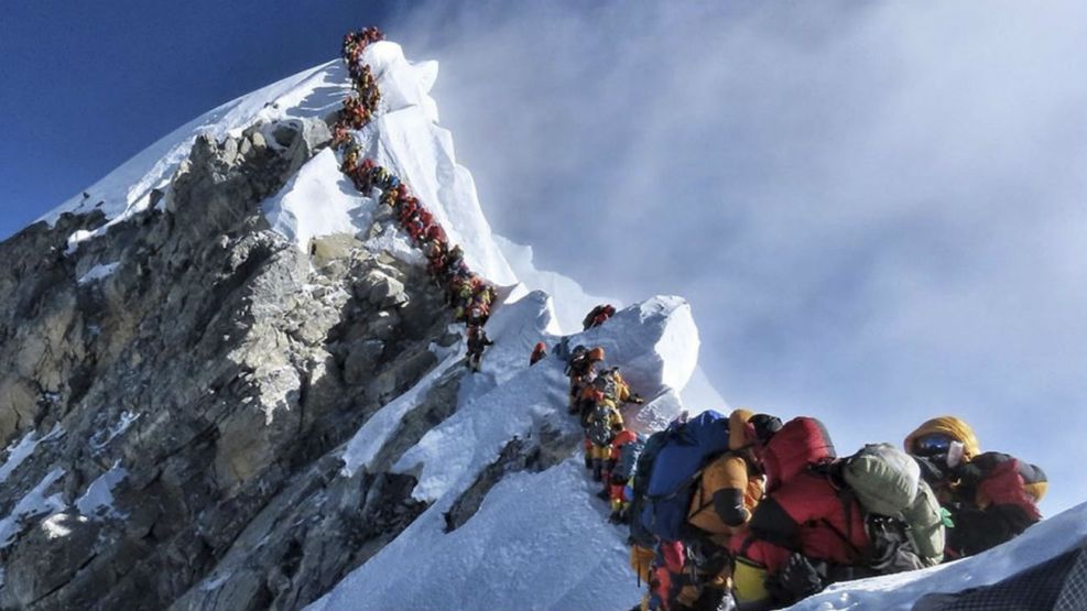 Más de 200 personas estaban en ascenso en un embotellamiento humano en el Everest.