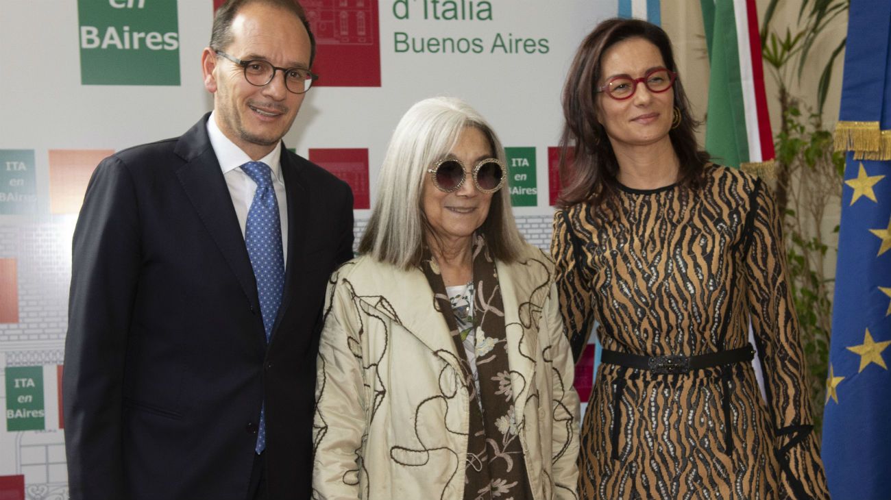 Los embajadores junto a María Kodama.