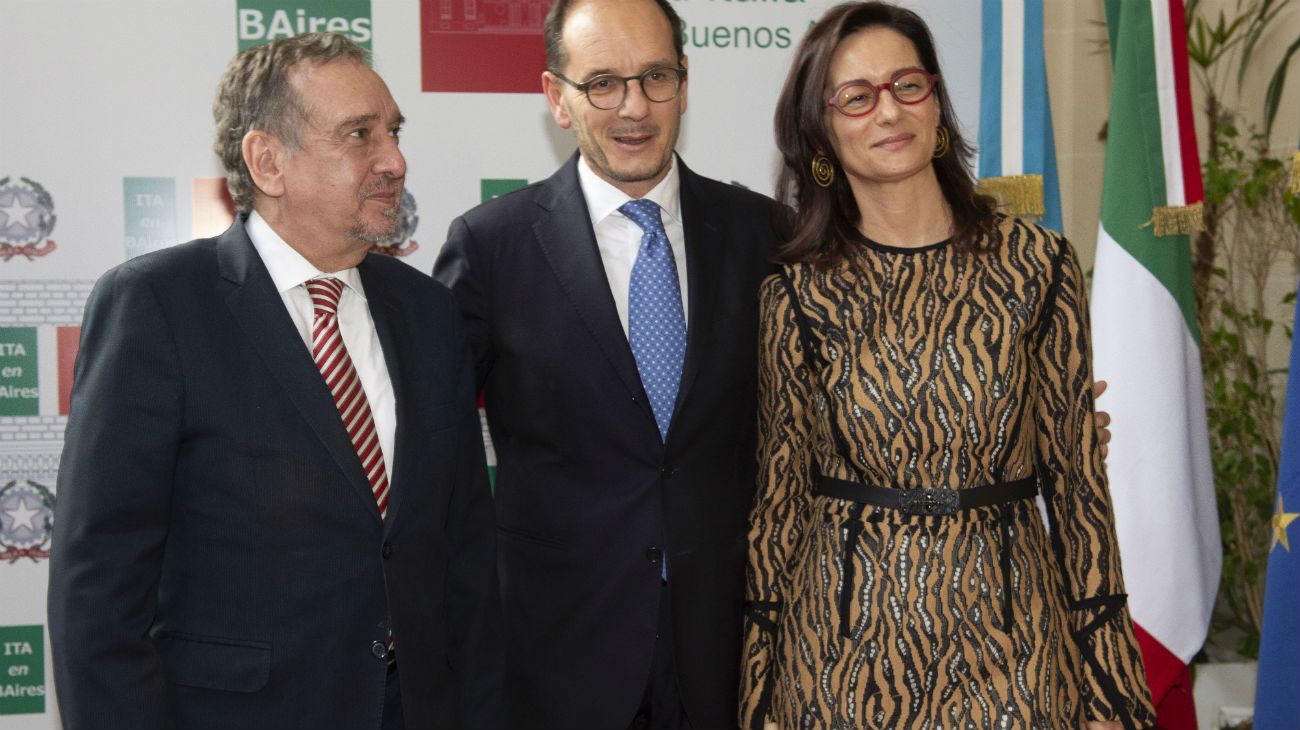 Los embajadores junto a Lino Barañao.