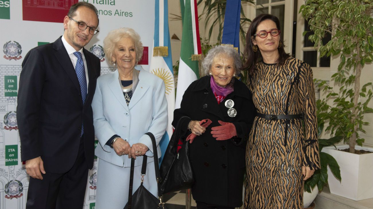 Abuelas de Plaza de Mayo, también presentes en el aniversario.