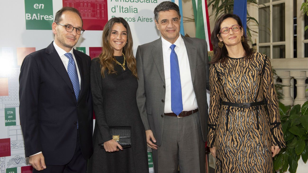 Los embajadores junto a Jorge Macri y su pareja.