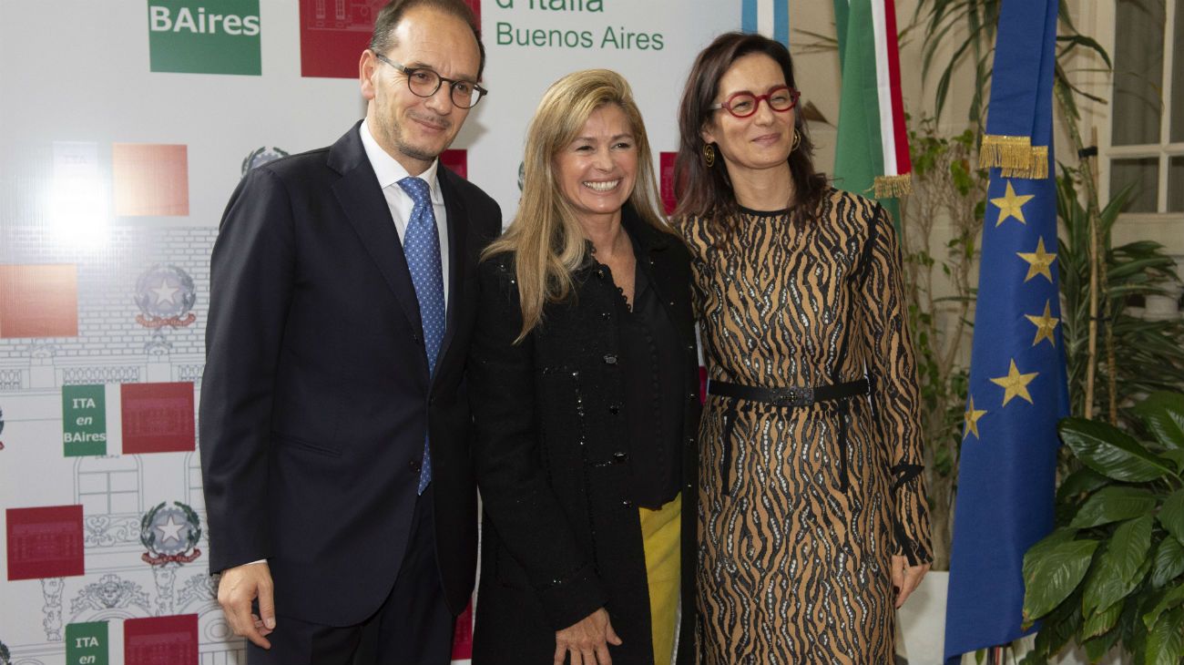 Los embajadores junto a María Leguizamón.