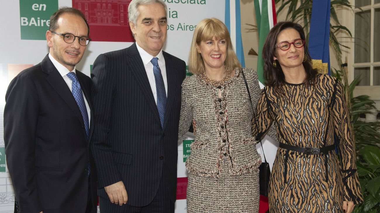 Los embajadores junto a su par español, Javier Sandomingo Núñez, y su esposa.