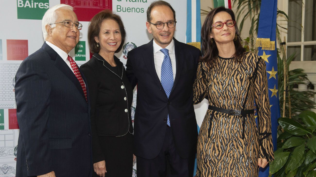 Los embajadores junto a su par estadounidense, Edward Prado, y su esposa.