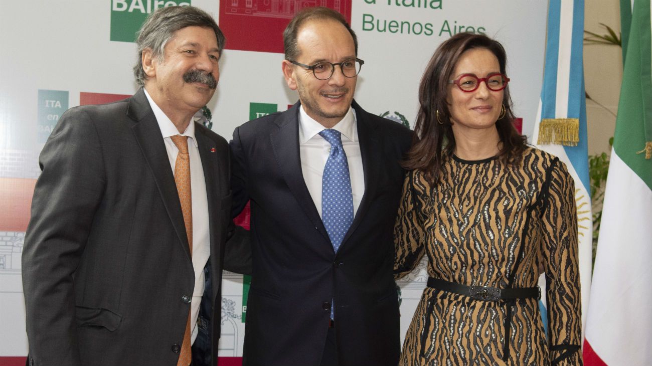 Los embajadores junto a Roman Lejtman.