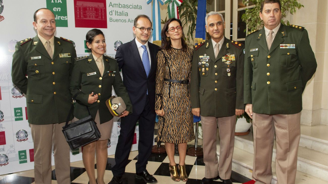 El embajador Giuseppe Manzo, que dio la bienvenida a los cientos de invitados junto a su esposa, Alma Hado.