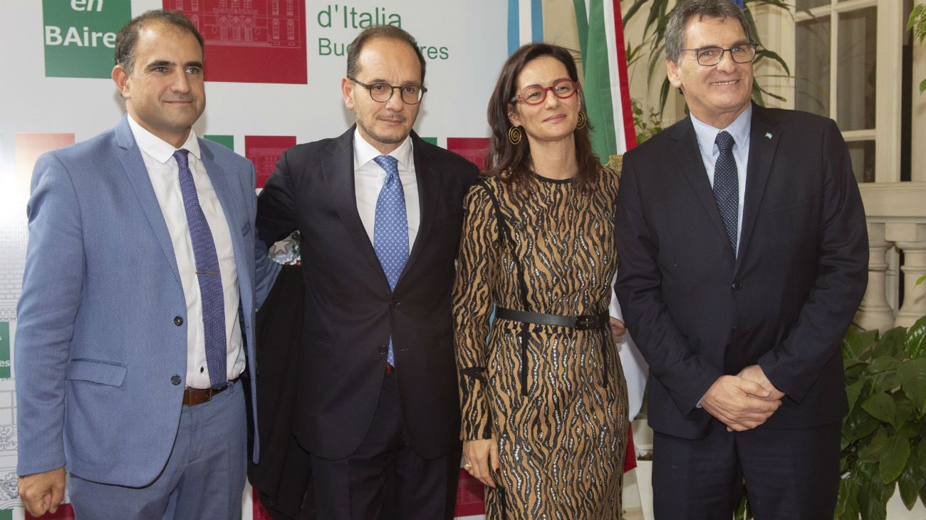 Los embajadores junto a Claudio Avruj.