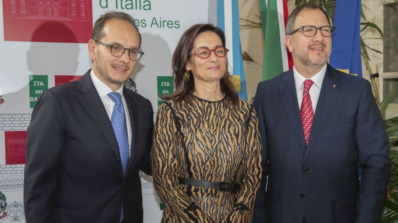 Los embajadores junto a Fabián Perechodnik.