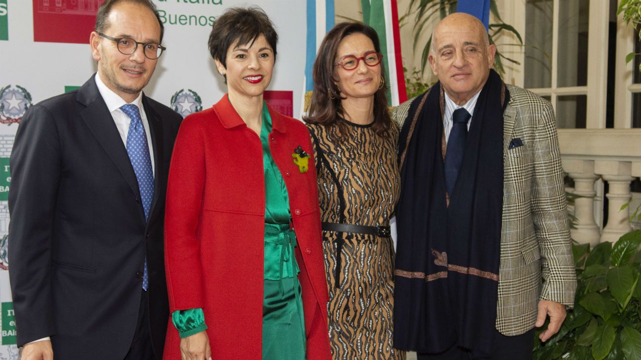 Los embajadores junto a Aníbal Jozami y su esposa.