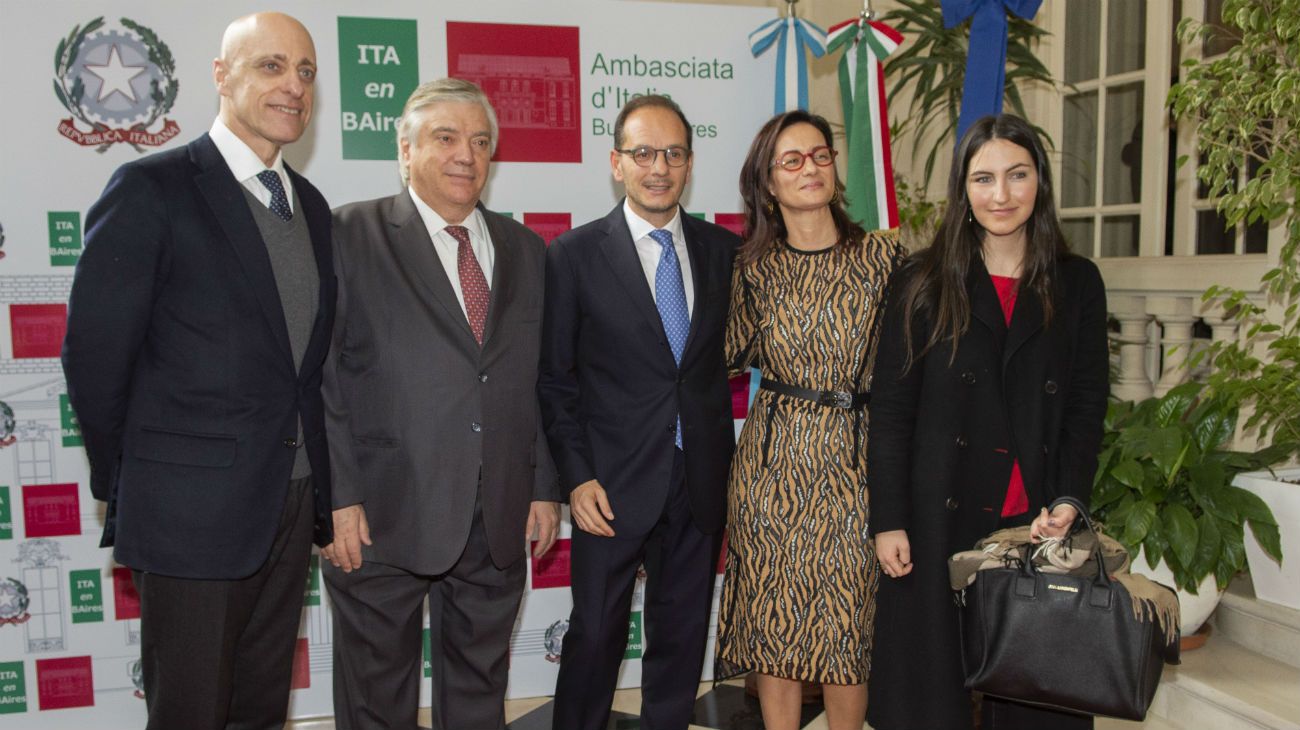 Los embajadores junto a Carlos Pagni.