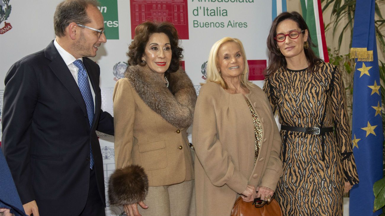 Los embajadores junto a Elsa Serrano y Graciela Perez Lastra.