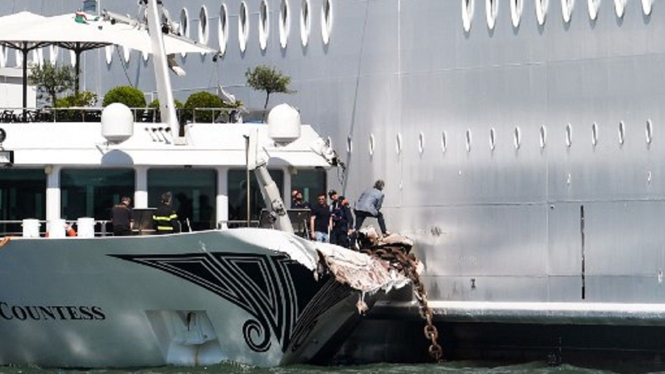 El crucero, al momento del choque. 