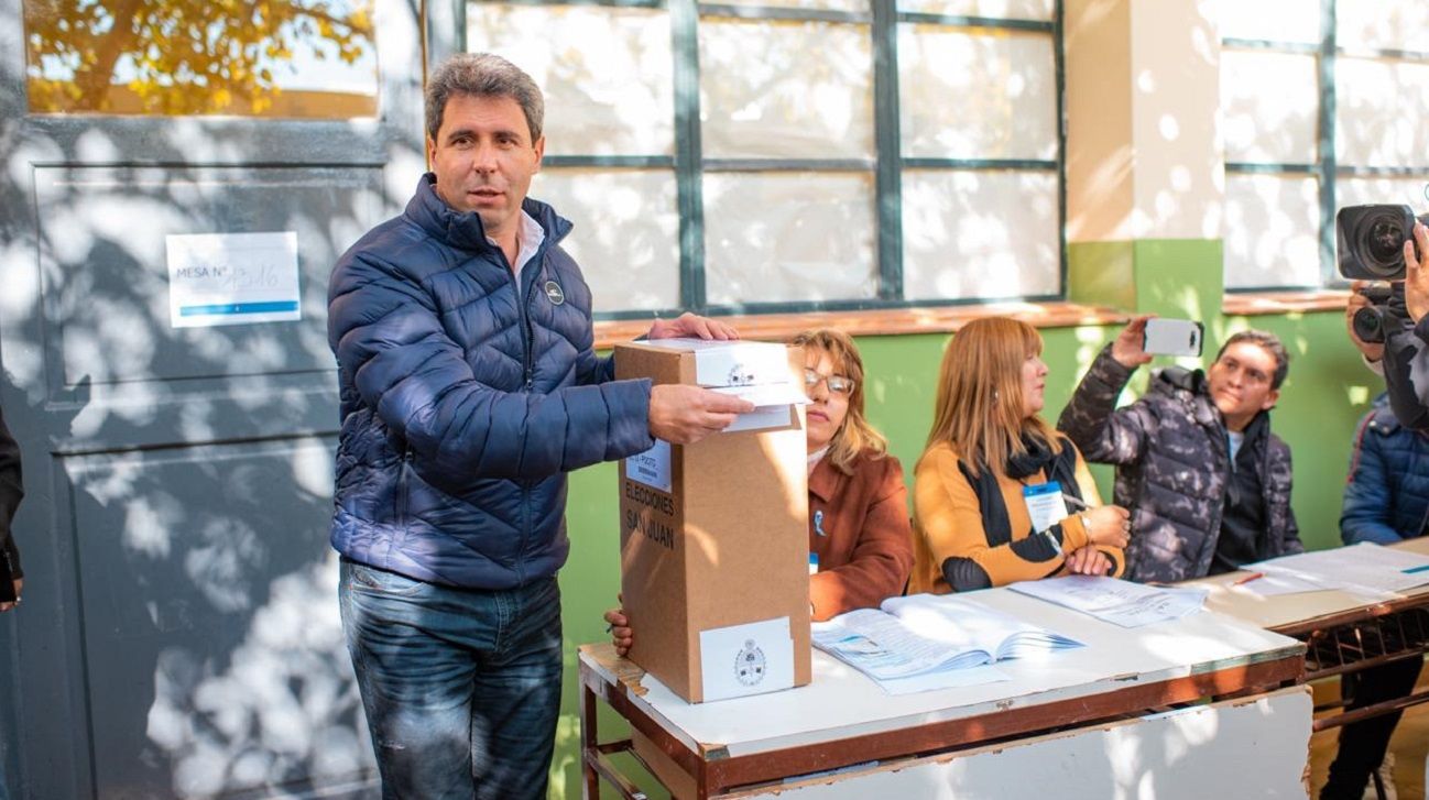 Sergio Uñac, mientras votaba.