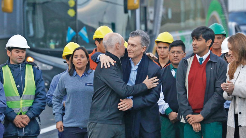 20190602_1417_columnas_paseo-del-bajo-prensa-gob-de-la-cuidad