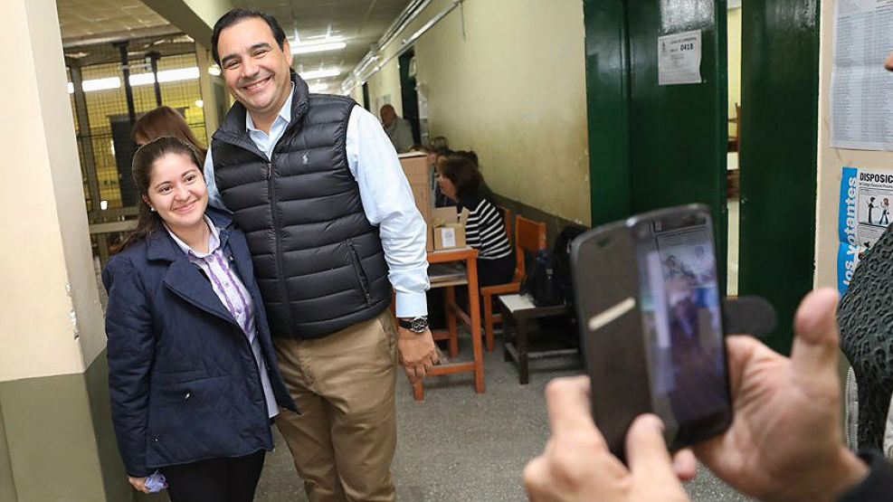 El gobernador Valdés, sonriente a poco de votar en la provincia de Corrientes.