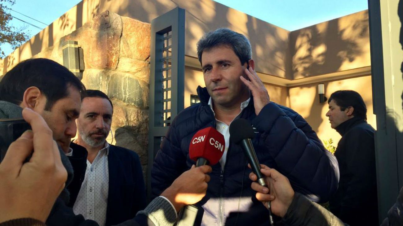 Sergio Uñac recibió a la prensa en su casa de la capital sanjuanina.