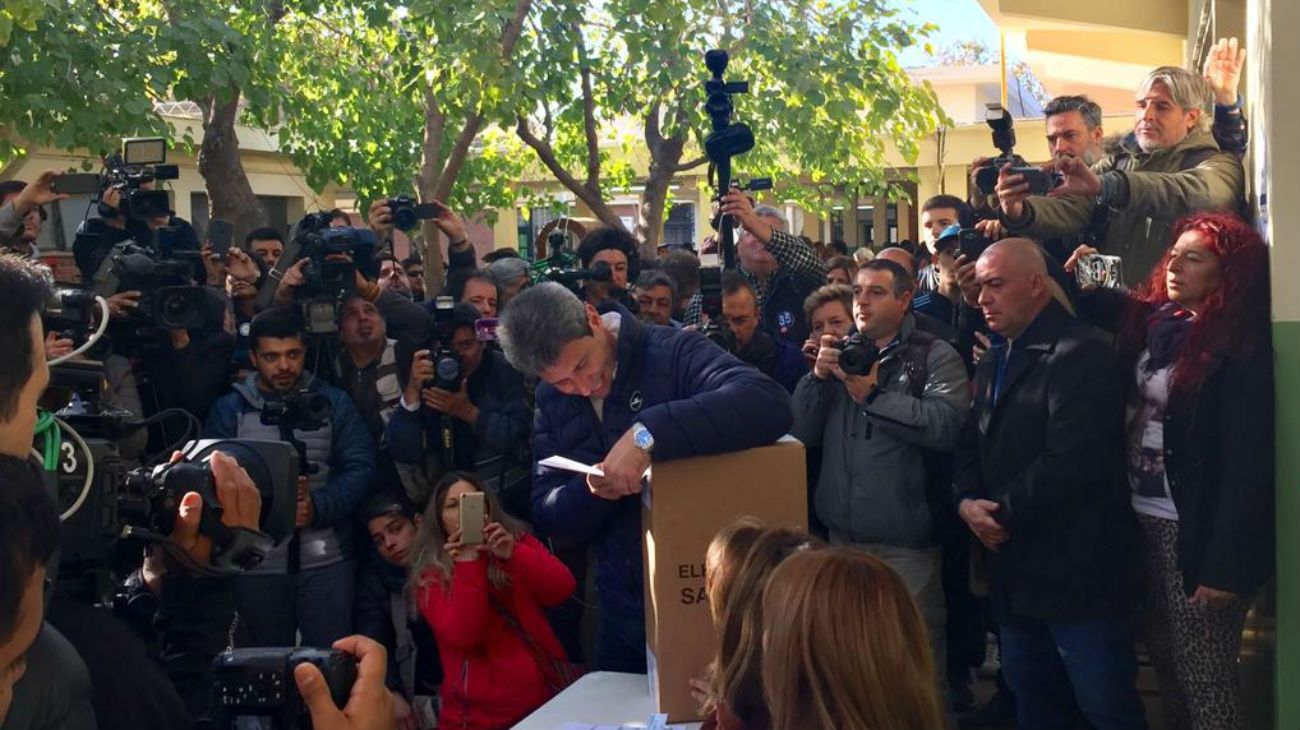 El gobernador Sergio Uñac emitió su voto en la escuela Antonio Aberastain de Pocito.