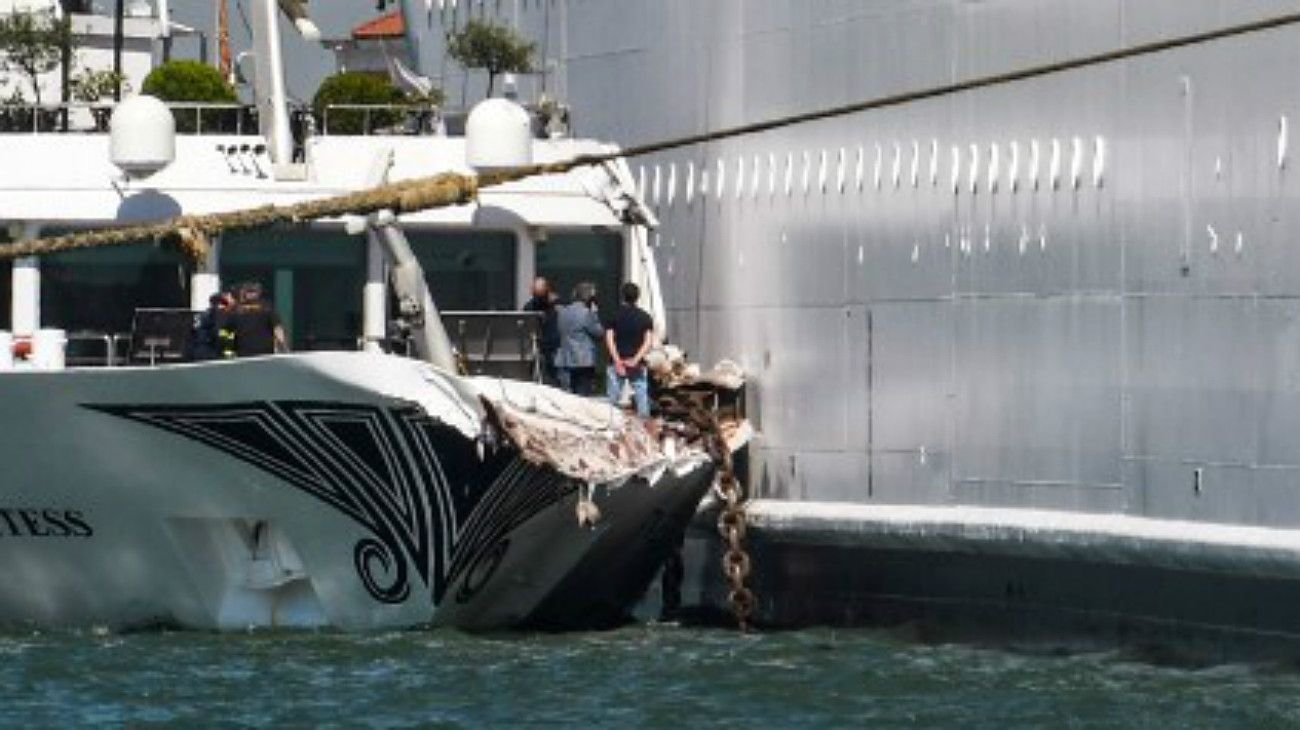 Venecia estuvo en vilo por el gigantesco crucero que había quedado fuera de control.