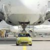 Un prototipo del Mini Cooper SE remolca un Boeing 777 Freighter en el aeropuerto de Frankfurt.