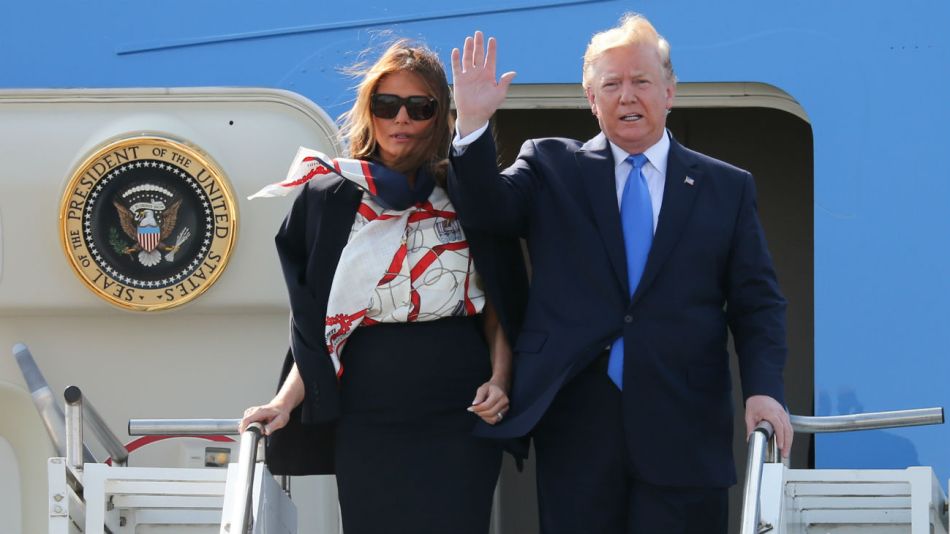 Donald y Melania Trump llegaron este lunes al aeropuerto londinense de Stansted.