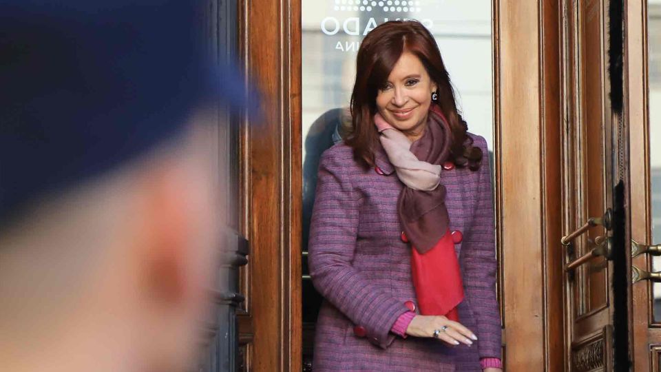 La senadora Cristina Fernandez de Kirchner se retira del edificio del Congreso Nacional este mediodia.