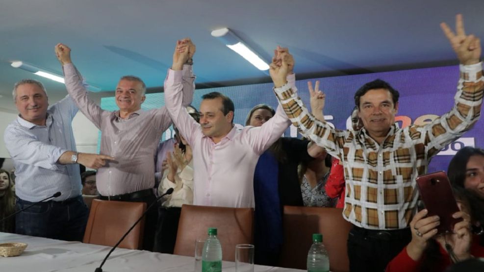 El festejo de Oscar Herrera Ahuad y Carlos Arce arrasó en Misiones con el 73,01% de los votos.
