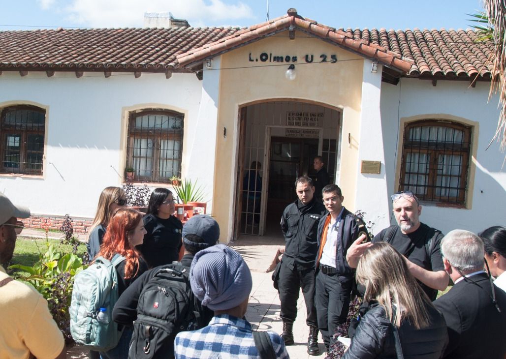 El programa es inédito en Latinoamérica y se realiza en los penales de Olmos y Melchor Romero. 