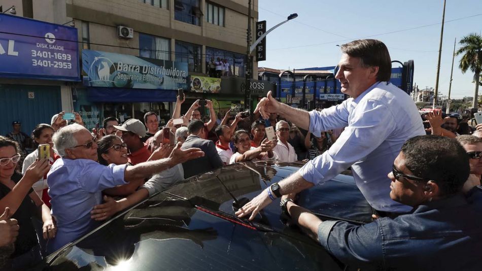 Bolsonaro saludando a sus seguidores 05062019