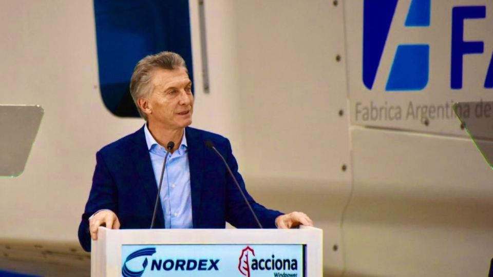 El Presidente Mauricio Macri inaugurando una planta de ensamble de la Fábrica Argentina de Aviones.