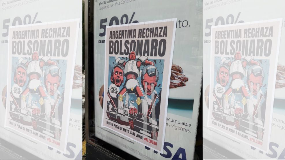 Afiches anti Bolsonaro en Buenos Aires.