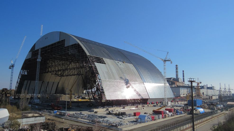 Sarcófago que cubre el reactor de Chernobyl.