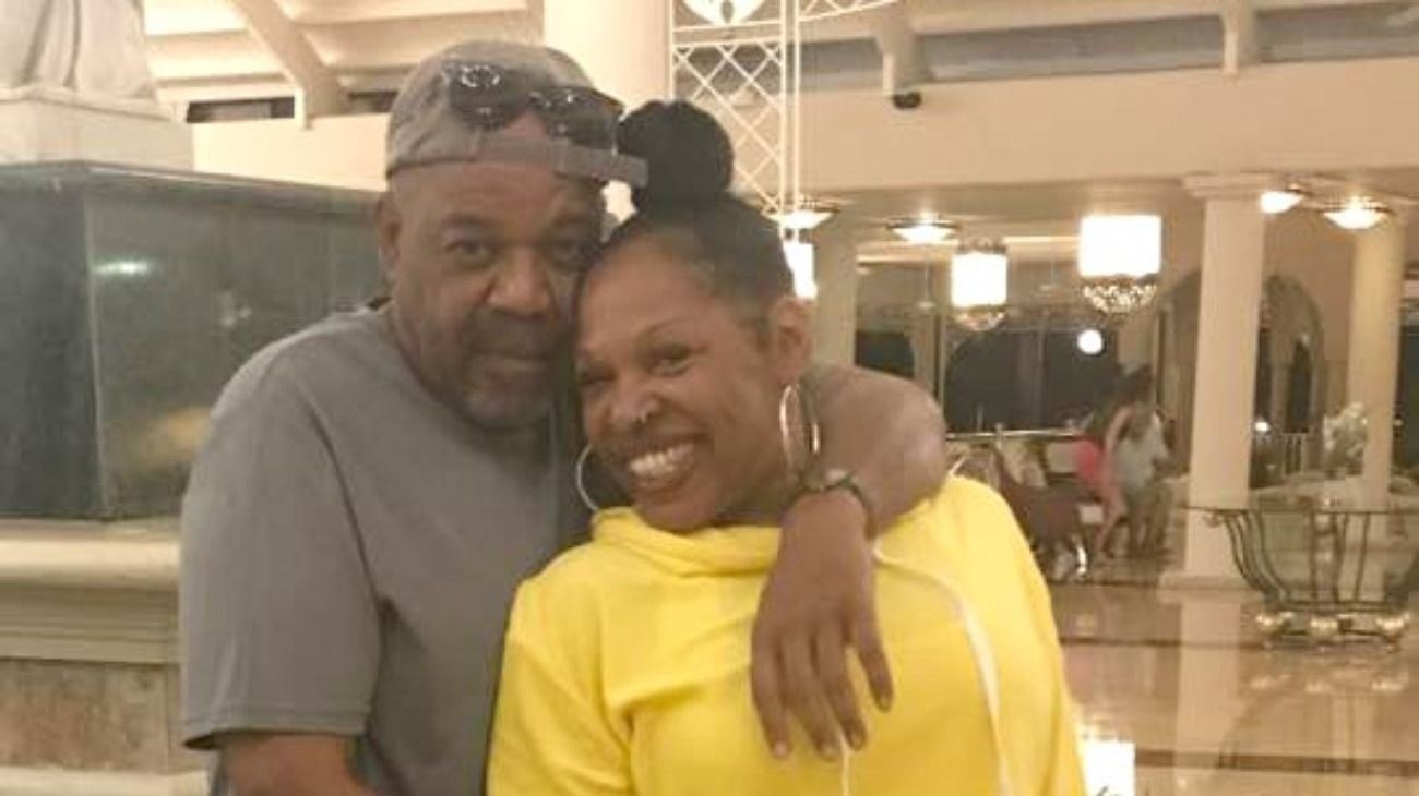 Nathaniel Edward Holmes, de 63 años; y Cynthia Ann Day, de 49, murieron en el mismo hotel. 