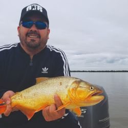 Fabi Gamarra sonriendo con su presa.