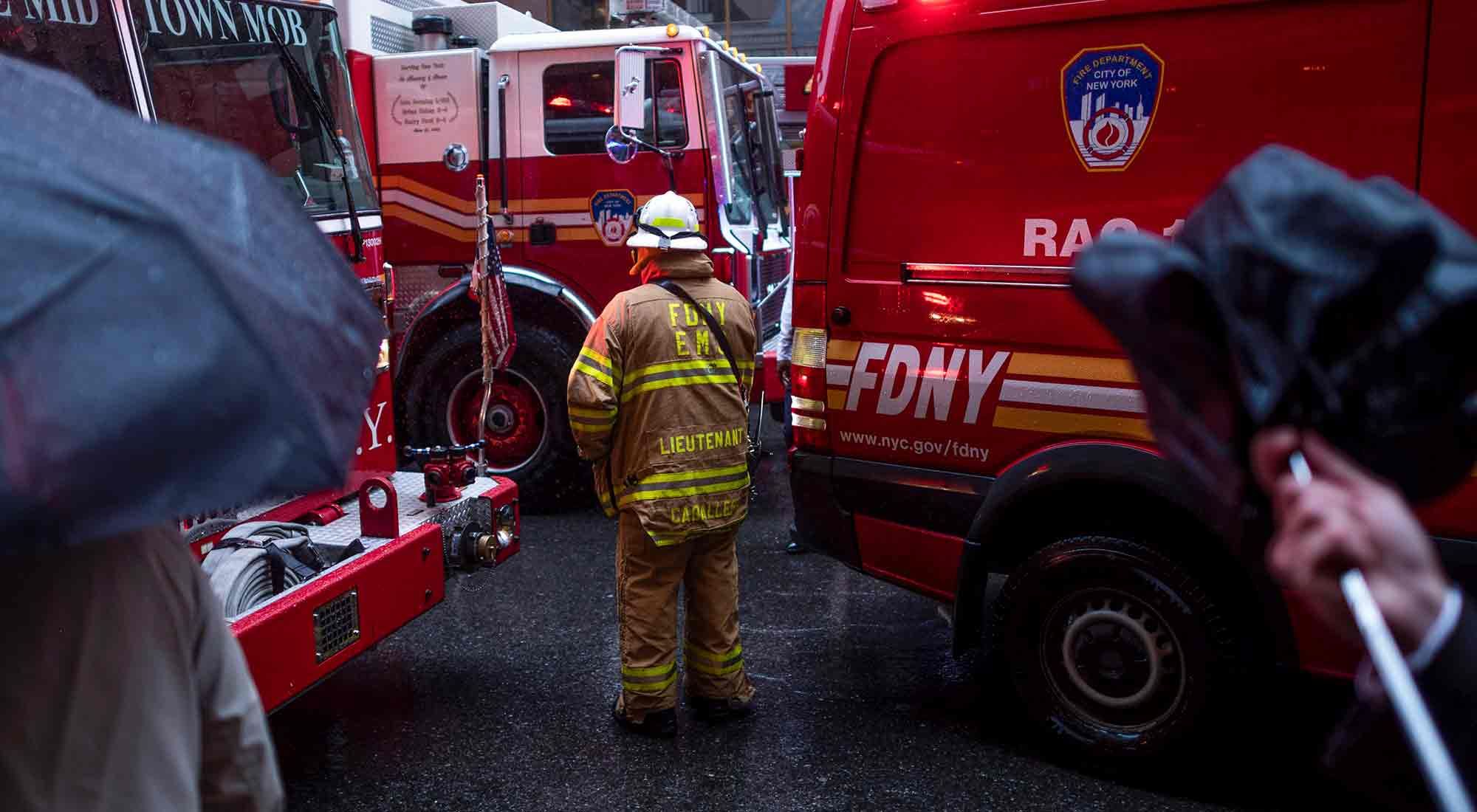 Una persona perdió la vida cuando la nave se incendió al aterrizar sobre un edificio. Los bomberos controlaron el fuego.