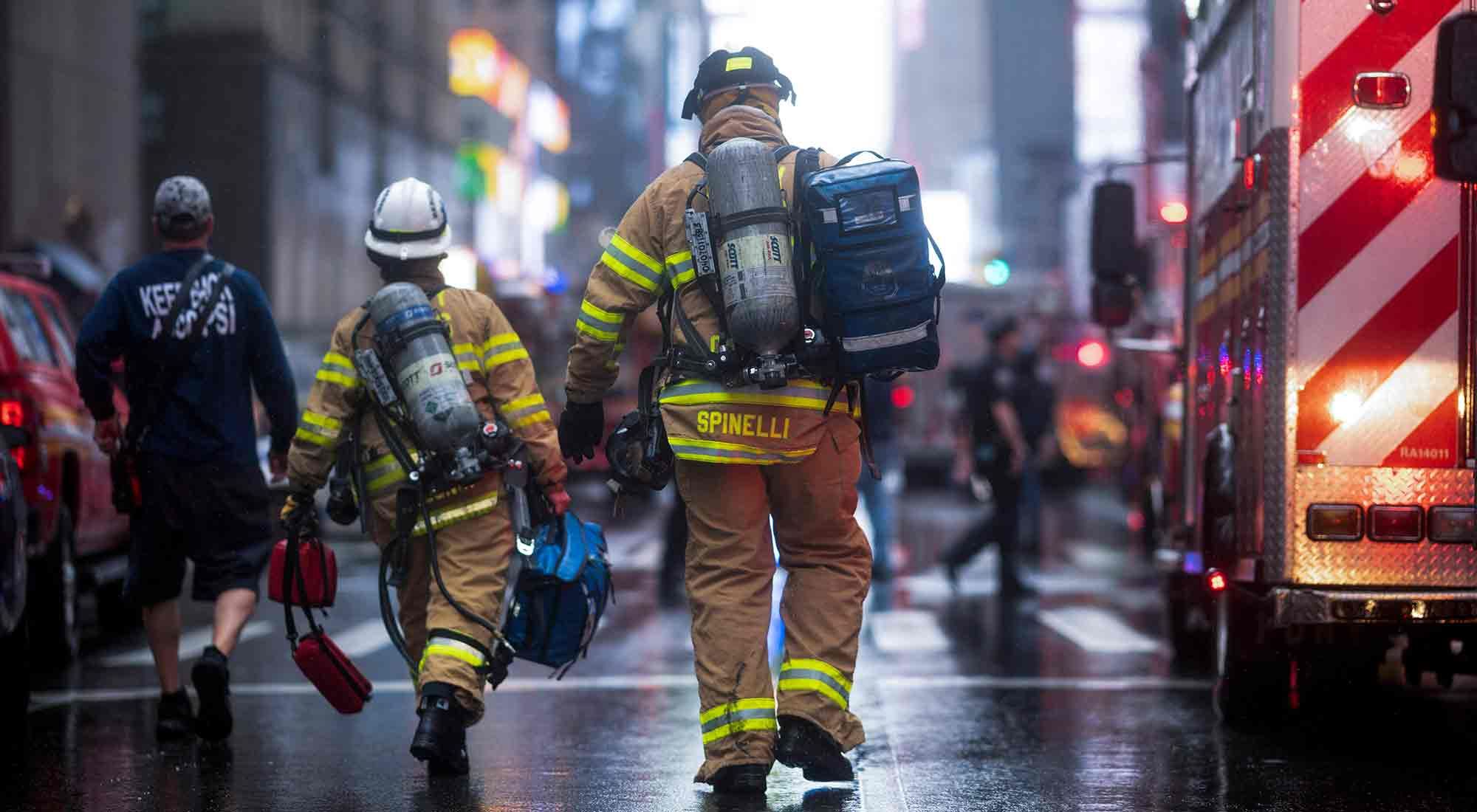 Una persona perdió la vida cuando la nave se incendió al aterrizar sobre un edificio. Los bomberos controlaron el fuego.