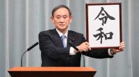 Yoshihide Suga, secretario jefe de gabinete de Japón, anunciando era Reiwa, en conferencia de prensa en Tokio.