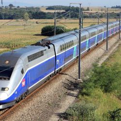 El TGV, en algunos tramos, llega a los 320 km/h.