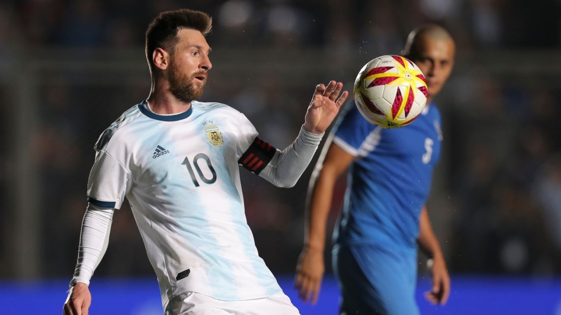Messi controls the ball in a friendly against the Nicaraguan selection on Friday. 
