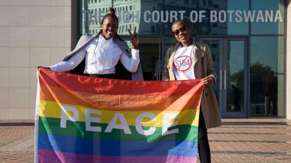 Activistas celebran afuera del Tribunal Superior de Botswana la decisión de la Justicia. 
