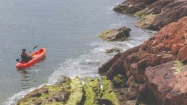 Las protegidas aguas de las caletas son ideales para remarlas en kayak.