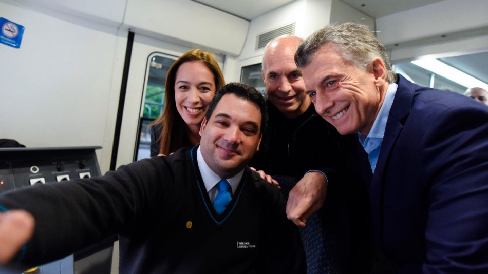 Macri, Vidal y Larreta junto a un conductor del Ferrocarril Mitre.