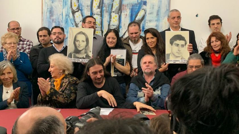 Abuelas abrazó al nieto 130, quien fue presentado este jueves Abuelas abrazó al nieto 130, quien fue presentado este jueves