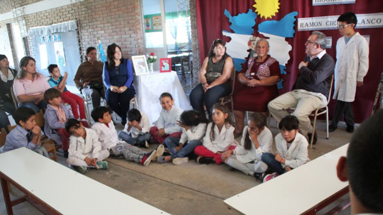 Los chicos de la escuela rural N°784 junto con familiares de Ramón Cirilo Blanco, soldado caído en Malvinas. 