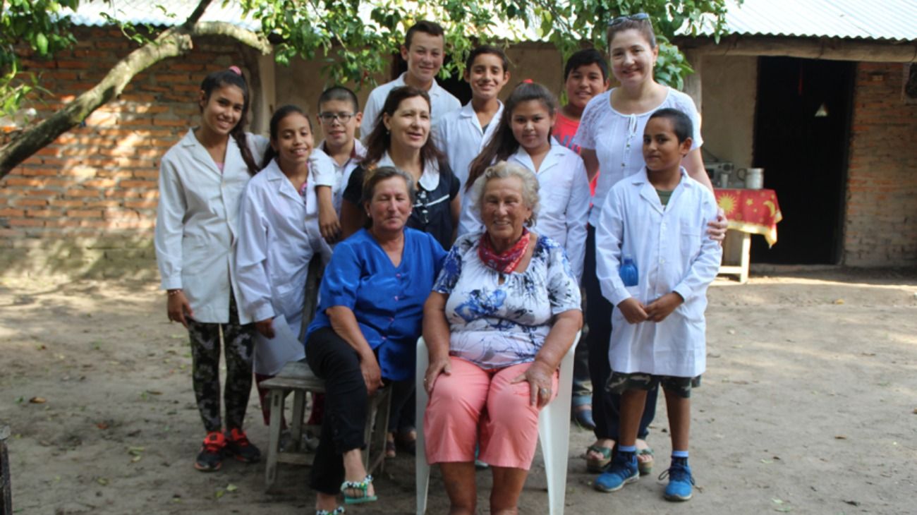 Los chicos de la escuela rural N°784 junto con familiares de Ramón Cirilo Blanco, soldado caído en Malvinas. 