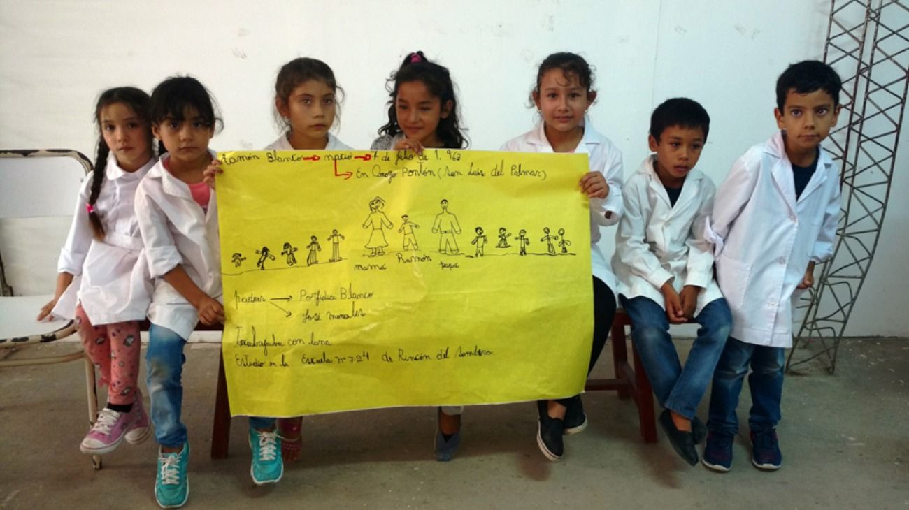 Los chicos de la escuela rural N°784 junto con familiares de Ramón Cirilo Blanco, soldado caído en Malvinas. 