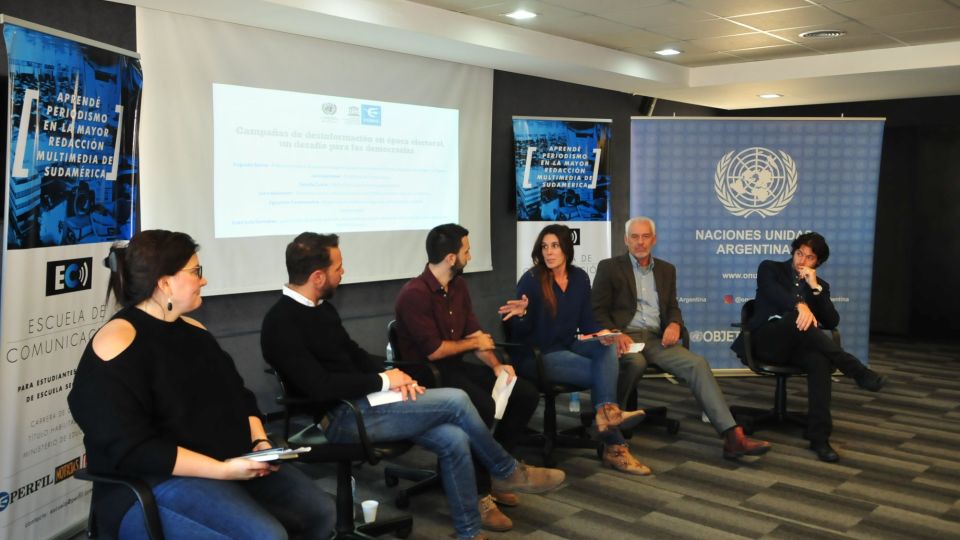 Conferencia sobre fake news en la Escuela de Comunicación de Perfil.