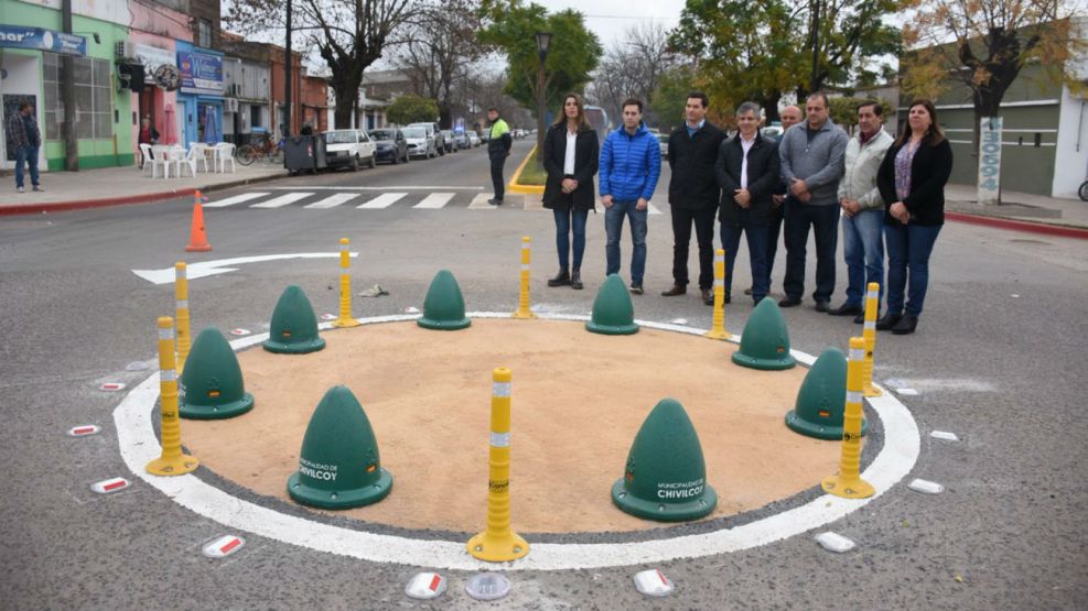 En Chivilcoy inauguraron una rotonda sobre la avenida Calixto Calderón, a la altura del Hospital Municipal.