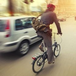 Hay que hacerse notar y comunicarle a los conductores cada uno de los movimientos que vamos a hacer.