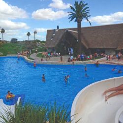 El complejo termal Victoria del Agua tiene piletones interconectados con agua termal caliente y salada.