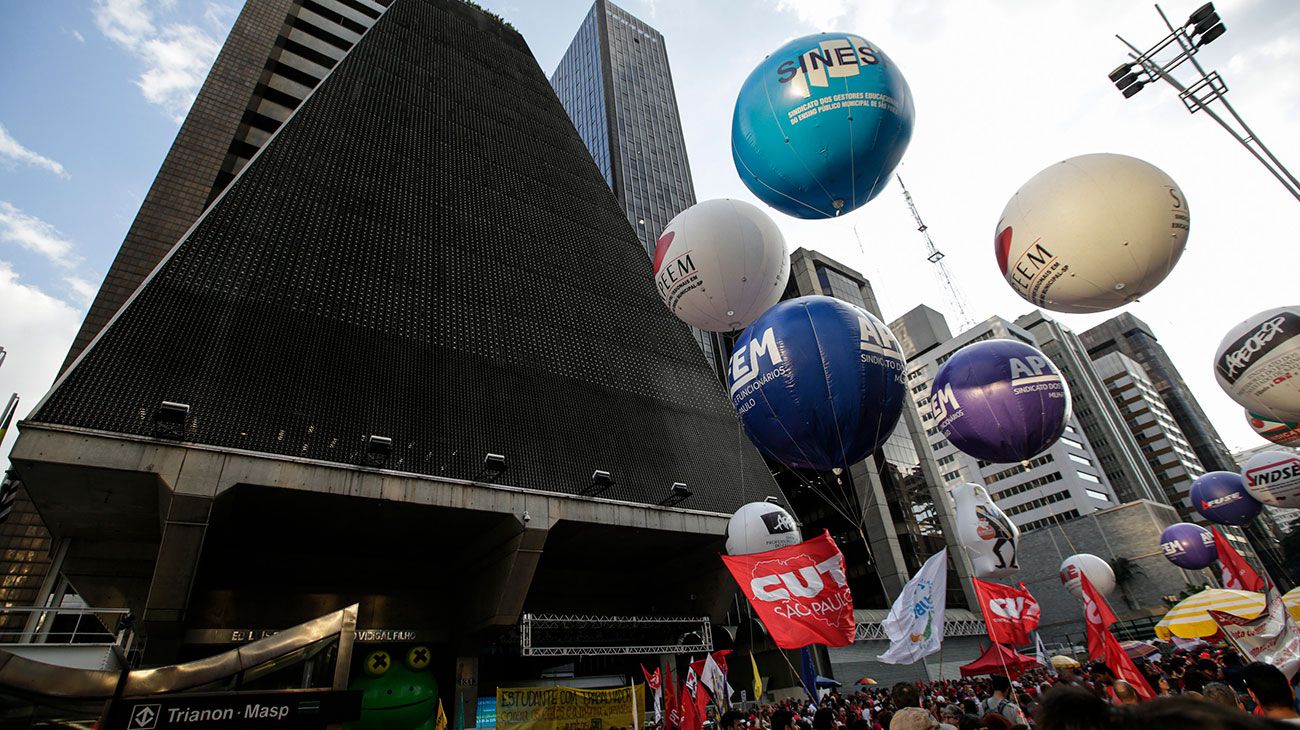  Los manifestantes participan en un paro general en Sao Paulo, Brasil. La huelga fue convocada por los sindicatos para protestar por una reforma de las pensiones que se discute en el Congreso.